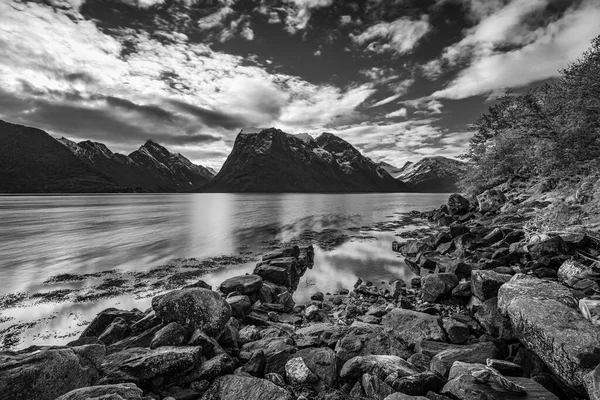 Felsen Und Steine Seewasser Den Bergen Schwarz Weiß Foto — Stockfoto