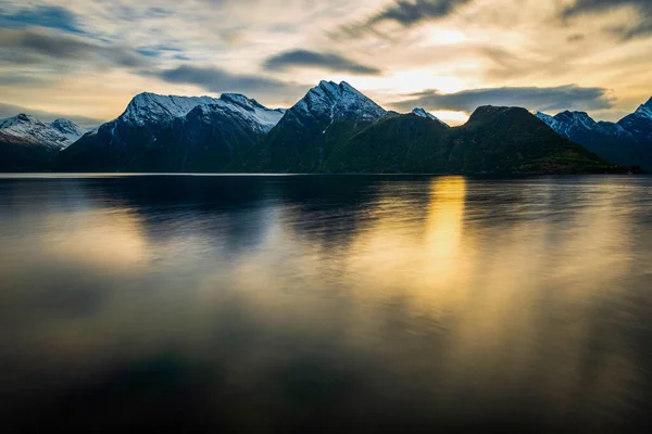 Wunderschöner Abendhimmel See Und Berge — Stockfoto