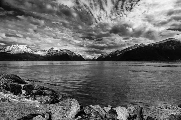 Schwarz Weiß Naturpanorama Mit See — Stockfoto