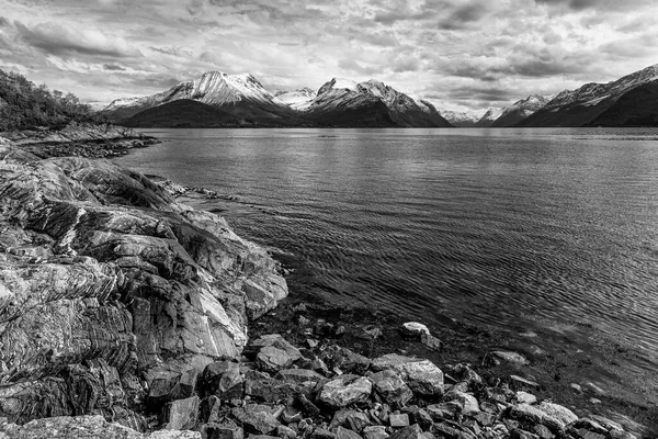 Ruhiger See Und Berge Schwarz Weiß Foto Der Natur — Stockfoto