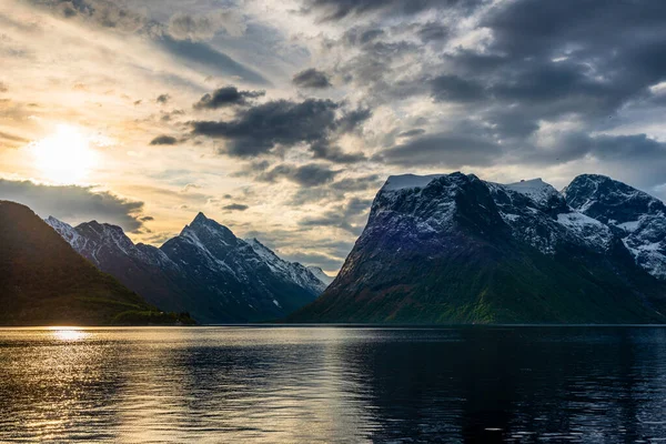 Majestátní Západ Slunce Obloha Jezero Horami — Stock fotografie