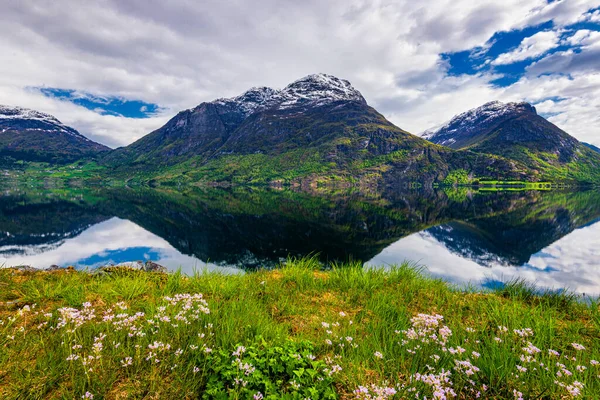 Ruhiger See Und Berge Spiegelung Wasser — Stockfoto