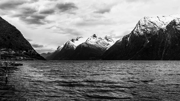 Schwarz Weiß Naturpanorama Mit See — Stockfoto