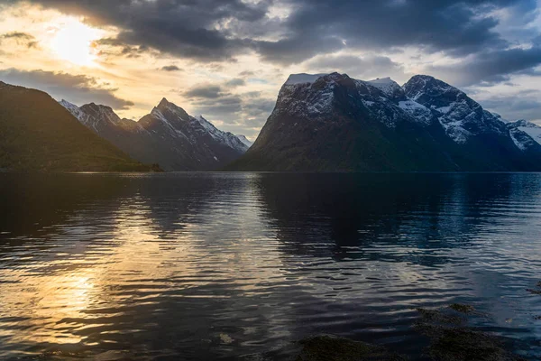 Vacker Solnedgång Himmel Reflektion Sjö Vatten Och Berg — Stockfoto