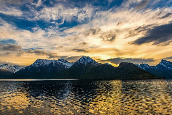 Schöner Sonnenuntergangshimmel Mit Wolken See Und Bergen — Stockfoto