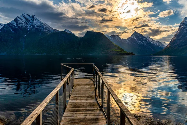 Molo Legno Maestoso Riflesso Del Cielo Tramonto Nell Acqua Del — Foto Stock