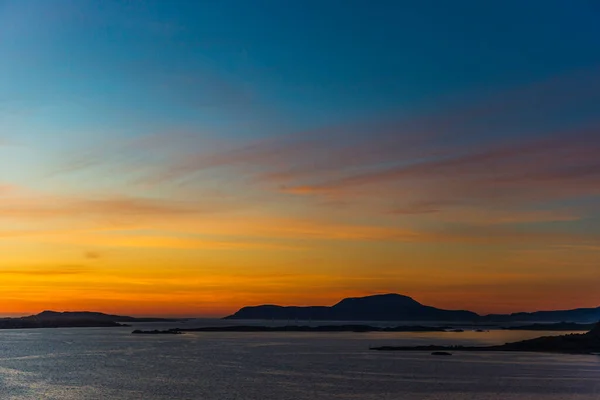 Величественное Небо Заката Острове Водная Поверхность Озера — стоковое фото