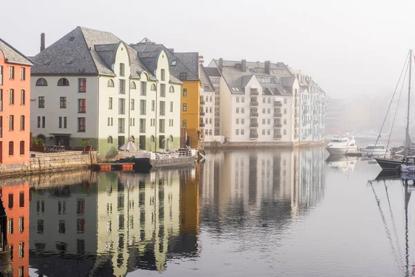 Häuser Und Kanal Der Norwegischen Stadt Alesund Morgennebel Der Luft — Stockfoto