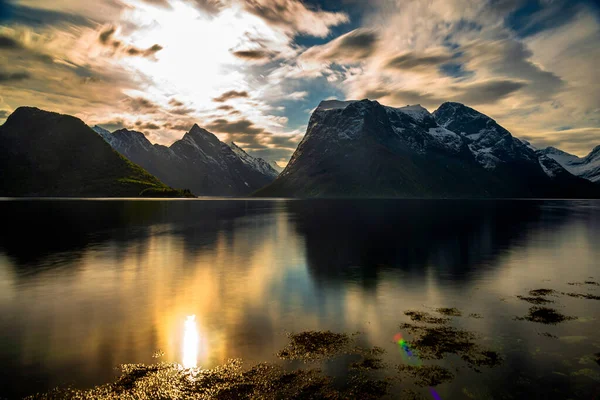 Majestätisk Solnedgång Himmel Reflektion Sjö Vatten Och Berg — Stockfoto