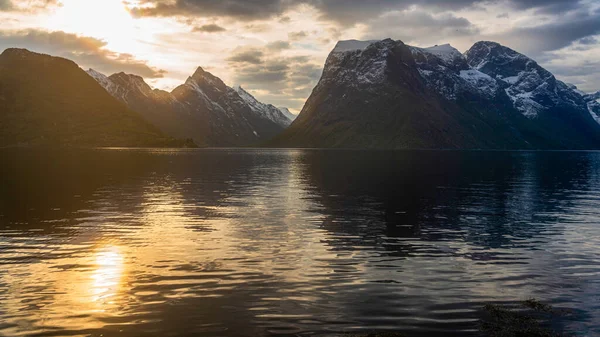 Cielo Tramonto Montagna Con Lago — Foto Stock