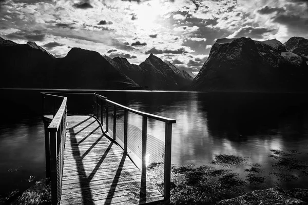 Schwarzweiß Naturfoto Mit See Und Seebrücke — Stockfoto