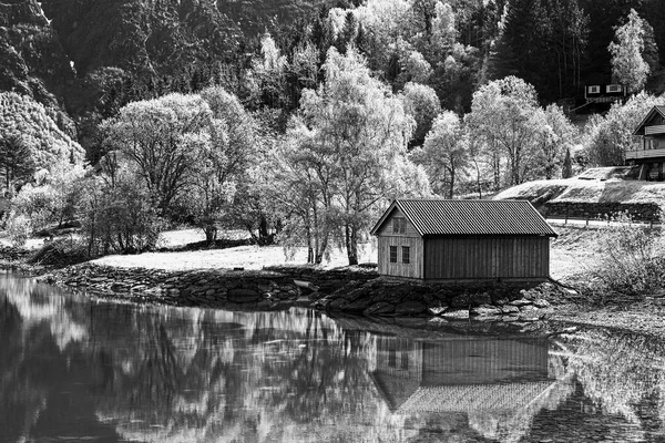 Schwarzweiß Naturfotos Holzhaus See — Stockfoto