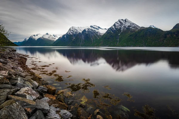 Skalnatá Pláž Jezero Horách Klidný Výhled — Stock fotografie