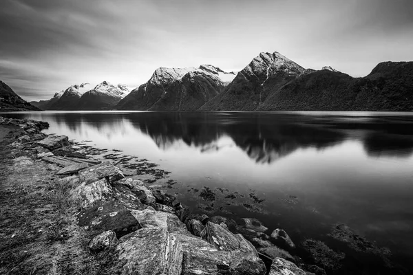 Schwarz Weiß Foto Felsen Seewasser Der Natur — Stockfoto