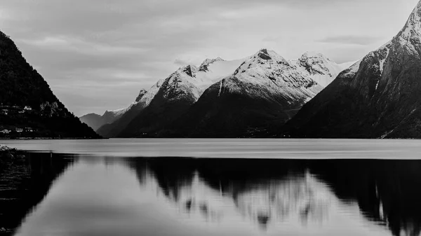 Ruhiger See Und Berge Schwarz Weiß Foto Der Natur — Stockfoto