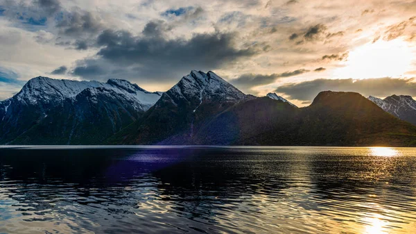 Naturaufnahmen Sonnenuntergangshimmel Und See Mit Bergen — Stockfoto