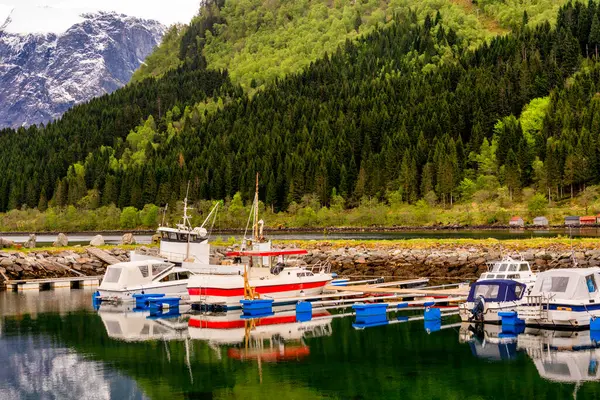 Barcos Flotando Agua Del Lago Las Montañas Fotos de stock libres de derechos