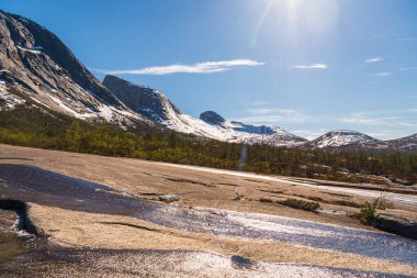 Kahverengi arazide nehir akışı