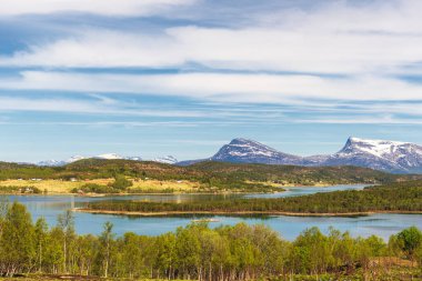 Nehir suyu ve dağlar, mavi gökyüzü