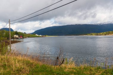 Dağlarda göl ve bulutlu gökyüzü 