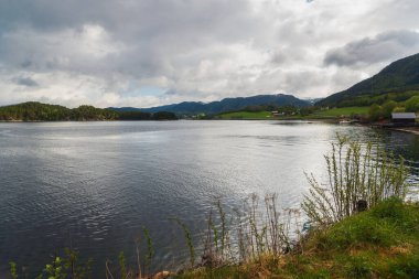 Dağlarda göl ve bulutlu gökyüzü 