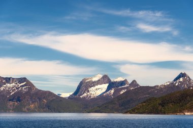 Mavi sakin göl suyu ve arka planda dağlar 