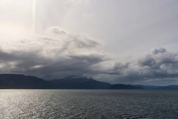 Céu Nublado Bonito Água Lago Montanhas — Fotografia de Stock