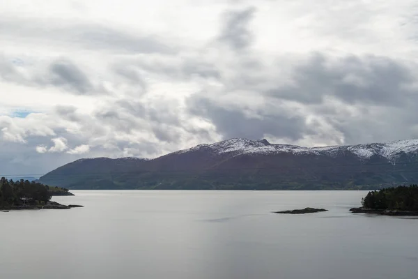 Nuvens Cinzentas Acima Água Lago — Fotografia de Stock