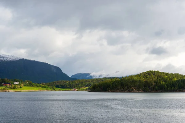 Sjö Berg Och Molnig Himmel — Stockfoto