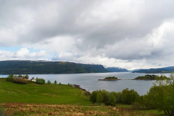 Meer Bergen Natuur Schoonheid Heuvels Met Bomen Lucht — Stockfoto