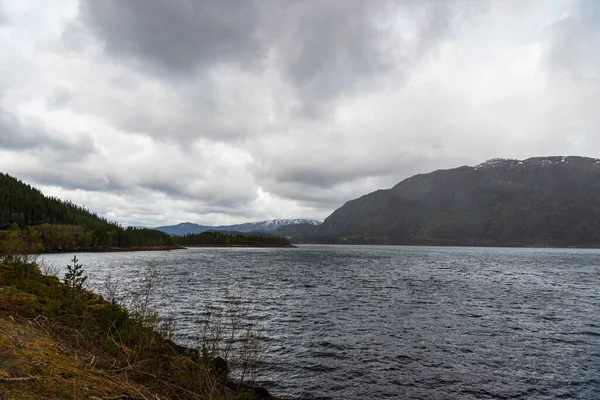 Céu Nublado Acima Lago Nas Montanhas Natureza Com Árvores — Fotografia de Stock