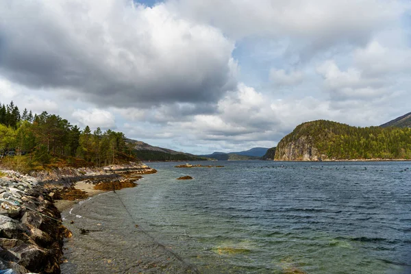 Zachmurzone Niebo Nad Jeziorem Górach Natura Drzewami — Zdjęcie stockowe