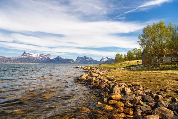 Lago Agua Montañas Fondo Casa Cabaña Madera Tierra Playa — Foto de Stock