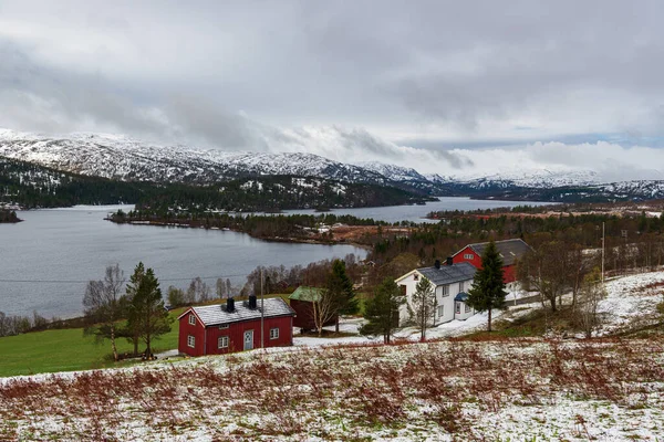 Lago Montanhas Estação Inverno Cobertura Geada Colinas Prados Com Casas — Fotografia de Stock