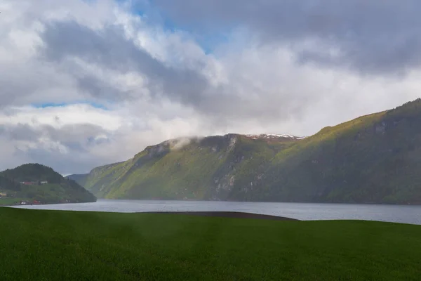 Dağlarda Göl Yeşil Çayır — Stok fotoğraf