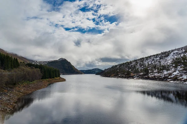 Dağlarda Göl Kışın Doğa Güzelliği — Stok fotoğraf