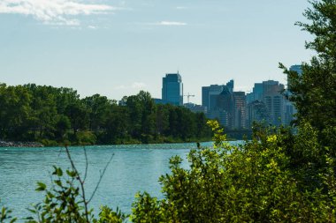 Şehirdeki güzel nehir ve binaların manzarası