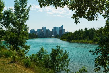 Şehirdeki güzel nehir ve binaların manzarası