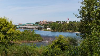 Şehirdeki güzel nehir ve binaların manzarası