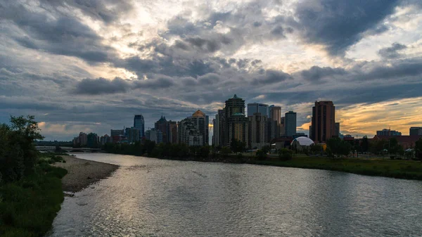 城市美丽的河流和建筑物的风景 — 图库照片