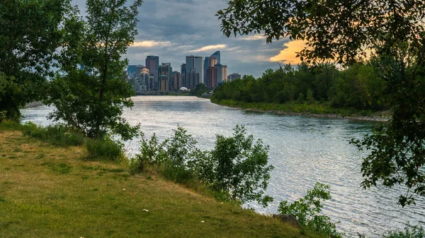 Vacker Utsikt Över Vackra Floden Och Byggnader Staden — Stockfoto