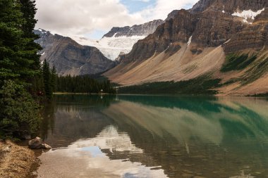 Jasper Ulusal Parkı, Alberta, Kanada 'daki zümrüt göl ve dağlarla dolu güzel bir manzara.