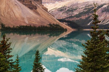 Banff Ulusal Parkı, Alberta, Kanada 'da dağları olan görkemli doğal manzara.