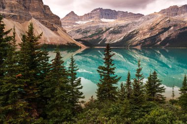 Dağları ve nehri olan görkemli manzara, alberta, Kanada