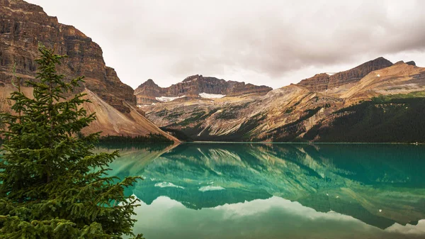 Hermoso Paisaje Con Lago Esmeralda Montañas Parque Nacional Jaspe Alberta — Foto de Stock