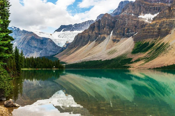 Jasper Ulusal Parkı, Alberta, Kanada 'daki zümrüt göl ve dağlarla dolu güzel bir manzara.