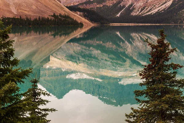 Hermoso Paisaje Con Lago Esmeralda Montañas Parque Nacional Jaspe Alberta — Foto de Stock