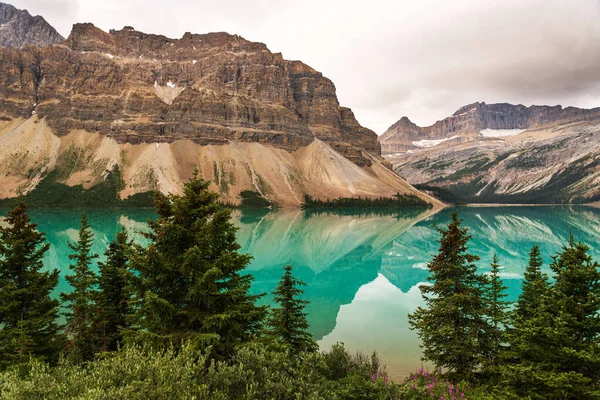 Hermoso Paisaje Con Lago Esmeralda Montañas Parque Nacional Jaspe Alberta — Foto de Stock