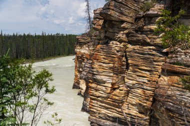 Banff Ulusal Parkı, Alberta, Kanada 'da dağları ve nehri olan güzel bir manzara.