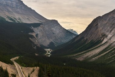 Banff Ulusal Parkı, Alberta, Kanada 'daki görkemli dağ manzarası  